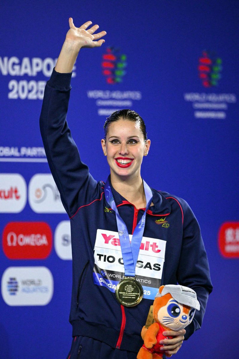 Iris Tió ha hecho HISTORIA 🇪🇸

🥇Oro mundial en solo libre
🥇Oro mundial en dúo libre 
🥇Oro mundial en dúo mixto

NADIE, ni leyendas como Gemma Mengual, Ona Carbonell o Andrea Fuentes, habían conseguido algo así.
