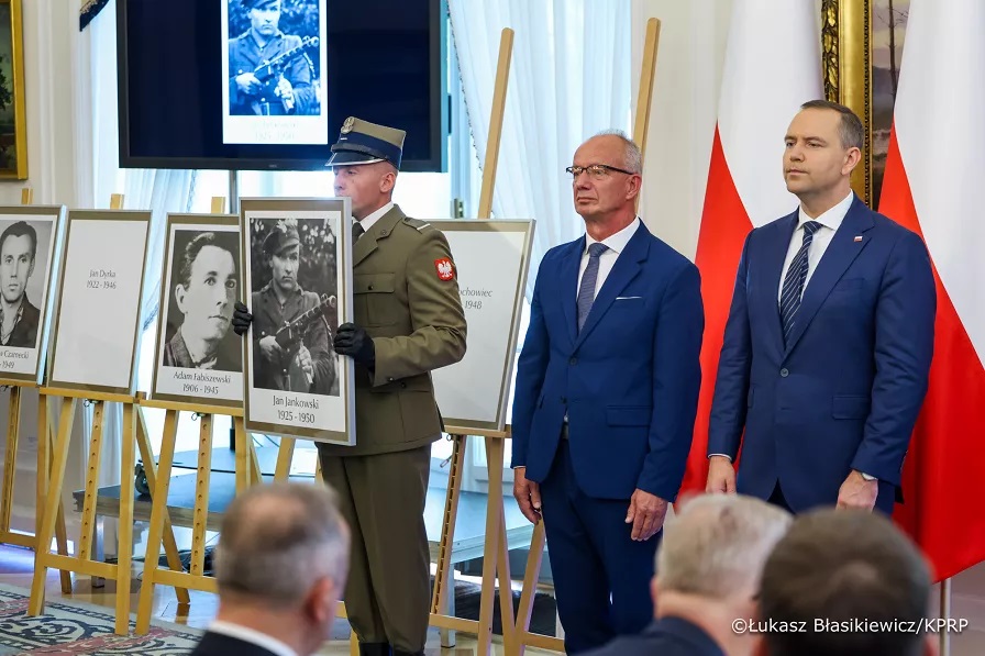 TK_GOV_PL's tweet image. 📅 24 lipca 2025 r. w Belwederze odbyła się uroczystość wręczenia 18 not identyfikacyjnych członkom rodzin ofiar totalitaryzmów.
Wydarzenie zorganizowane przez @ipngovpl we współpracy z @prezydentpl
W uroczystości uczestniczył Prezes #TK, sędzia Bogdan Święczkowski.