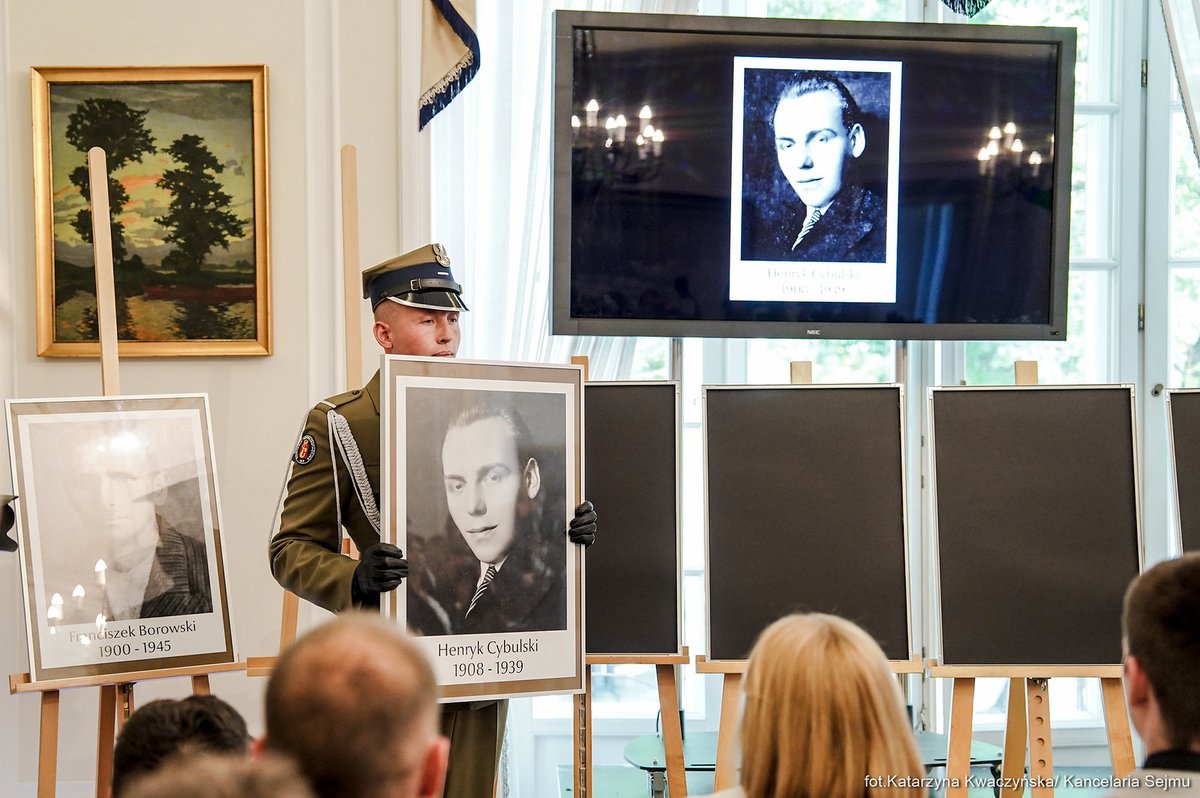 TK_GOV_PL's tweet image. 📅 24 lipca 2025 r. w Belwederze odbyła się uroczystość wręczenia 18 not identyfikacyjnych członkom rodzin ofiar totalitaryzmów.
Wydarzenie zorganizowane przez @ipngovpl we współpracy z @prezydentpl
W uroczystości uczestniczył Prezes #TK, sędzia Bogdan Święczkowski.