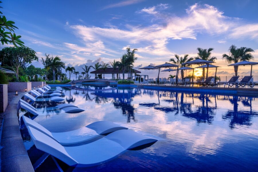 Feel_OKINAWA's tweet image. 【必見】9・10月沖縄旅行のスーパーセールきた!!
#ジャングリア オフィシャルホテルズで全室オーシャンビューのオリエンタルホテルも相当お得になってて、
宿泊+飛行機+レンタカー(ガソリン満タン返し不要)付きでこの価格はヤバい
料金は変動するからお得なうちに見て→bit.ly/44PrrUU