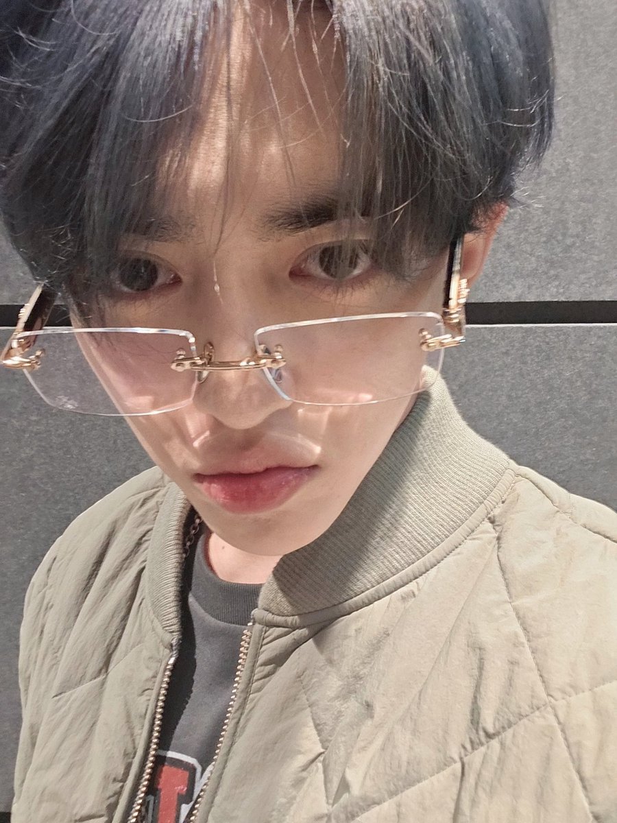 svtatto's tweet photo. 에스굽스 셀카 비기
냅다 얼굴 갖다대기.(심지어하이앵글인) 인게 너무 웃김 근데 얼굴이 치트키라 반드시 성공함 https://t.co/MWAHeOXaxn