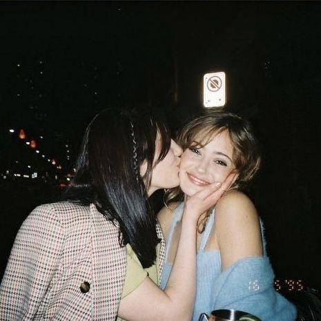 olivependrghst's tweet image. happy birthday to one of my most favourite person on this app!!!! rosa,you've made this place so much better for me and for everyone who knows you...i can't go a day without speaking w you or seeing your tweets!!! ilysm , you are so so so special, have the best day 💗👩❤️💋👩🫂❤️🐈🐈⬛💞