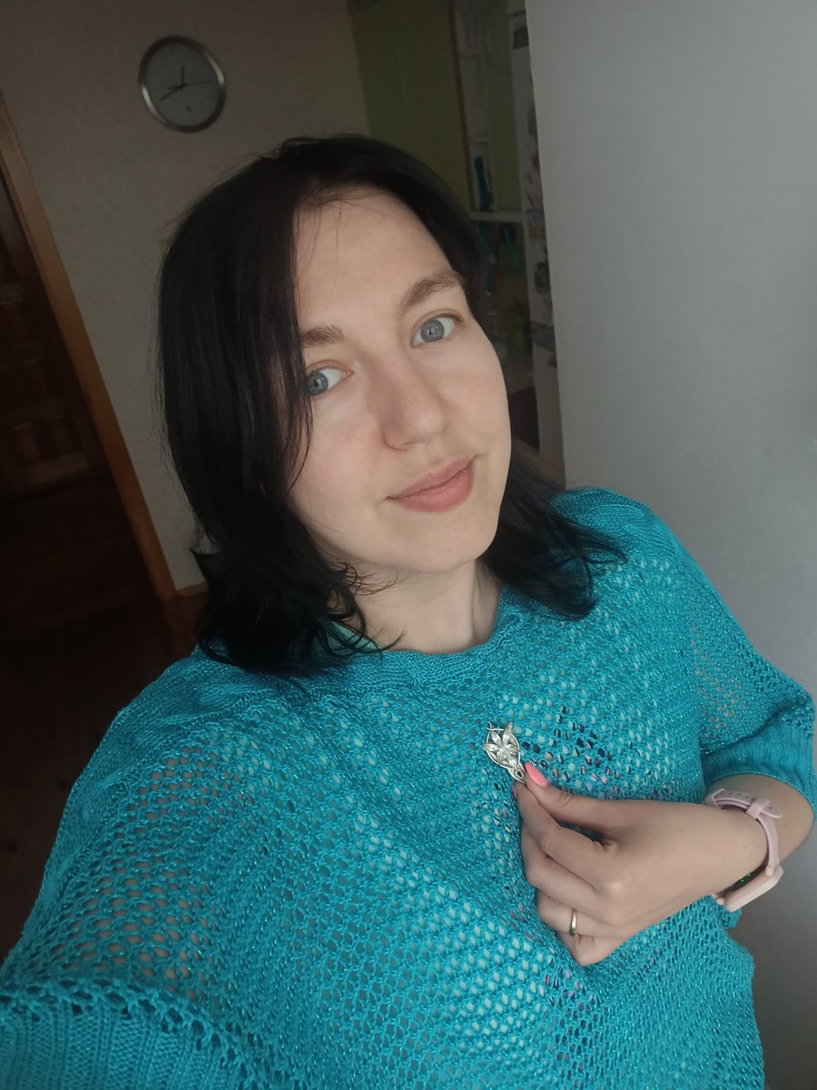 Пока жду сантехника, решила пошарить по своим старым вещам и нашла кулон Арвен. Помнится зачитывалась Властелином колец в юности и мечтала быть эльфом 🙈