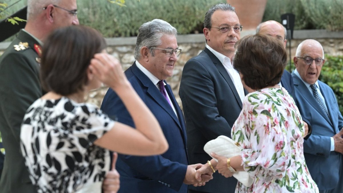 giomar98436501's tweet image. -Αχ κύριε Κουτσιούμπα μου τι κάνετε? Σκέφτομαι να σας ψηφίσω για να γίνετε κυβέρνηση
-Δεν χρειάζεται αγαπητή,το σχέδιο μας είναι να καταλάβουμε αιφνιδιαστικά τα κέντρα εξουσίας