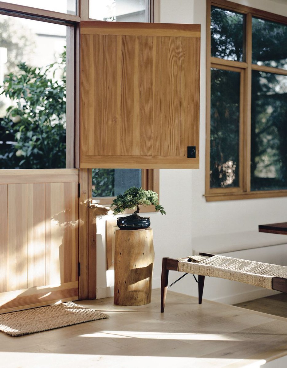 ELLEDECOR_Japan's tweet image. こんまり流、家を“いい気分”で満たすための習慣とは?
bit.ly/41do87E
こんまり(近藤麻理恵)にとっての幸せとは自分の所有物とオープンに対話をして、心がときめかないものは排除するということ。これから紹介する一見奇妙だが素敵な習慣を実践してみよう。