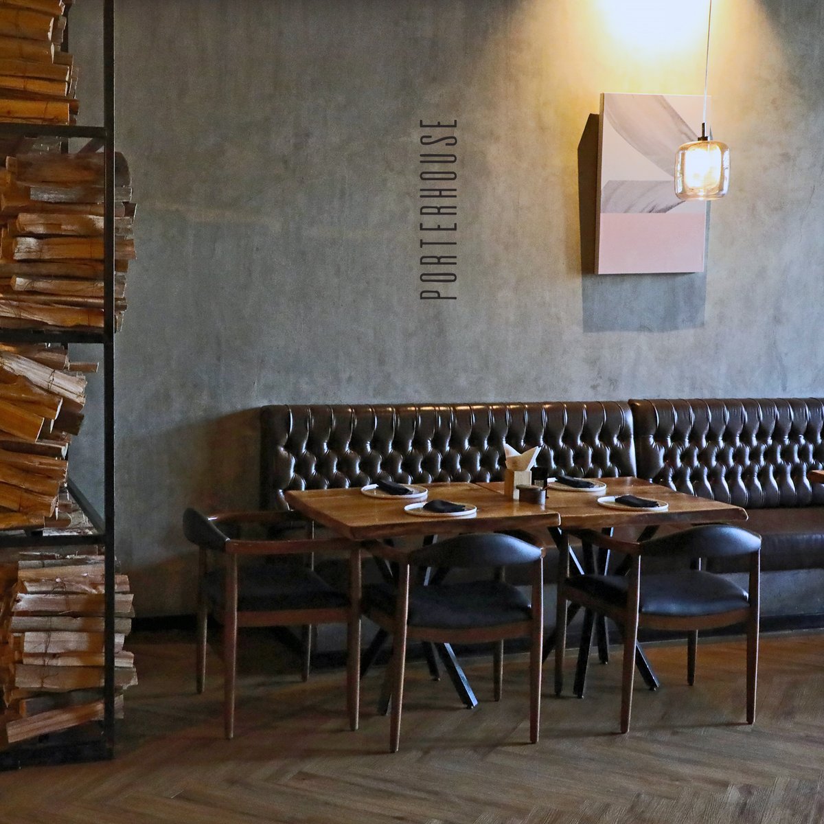 تصميم يعكس الفخامة والرقي، مع لمسة عصرية تُكمل التجربة في بورترهاوس
A refined interior with a modern twist—every detail designed for elegance at Porterhouse

الموقع: الرياض - تحلية
#بورترهاوس #بورترهاوس_الرياض #مطعم_لحوم #ستيك_الرياض #مطاعم_الرياض #عشاق_الستيك
#لحم_معتق