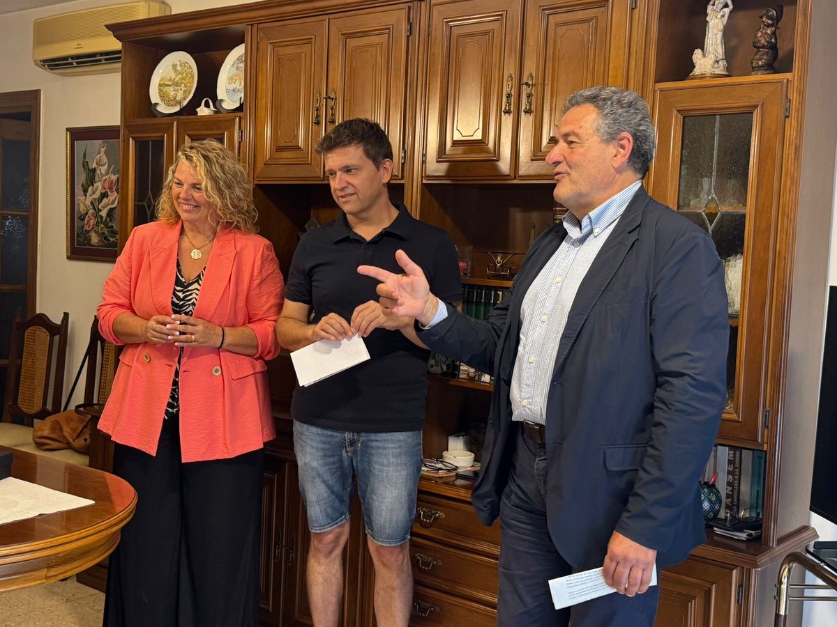 Ajuntament d'Olot (@olotuit) on Twitter photo 🏅<a href="/dsocialscat/">Drets Socials i Inclusió</a> entrega la Medalla Centenària a Pere Fosas Estragués, que fa unes setmanes va fer 1⃣0⃣0⃣ anys.
🎉 Ahir, la regidora @immamunoz i el director dels Serveis Territorials d'Agricultura, <a href="/josepguix/">Josep Guix i Feixas</a> , van voler acompanyar-lo en aquest moment tan especial.
#Olot 🏅<a href="/dsocialscat/">Drets Socials i Inclusió</a> entrega la Medalla Centenària a Pere Fosas Estragués, que fa unes setmanes va fer 1⃣0⃣0⃣ anys.
🎉 Ahir, la regidora @immamunoz i el director dels Serveis Territorials d'Agricultura, <a href="/josepguix/">Josep Guix i Feixas</a> , van voler acompanyar-lo en aquest moment tan especial.
#Olot