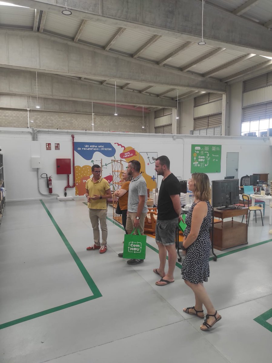 Amb l'Isaac, fa uns dies vam visitar l'inspirador centre de reutilització "Com Nou" de Vilafranca del Penedès, gestionat per la <a href="/mancomunitatPG/">Mancomunitat Penedès-Garraf</a>.

Una genial idea que, amb en el seu primer any, està tenint molt bona rebuda. Una "botiga" de segona mà gratuïta. Servei públic pioner.