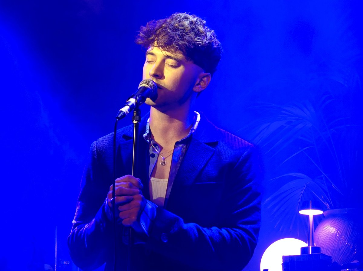 colinchih's tweet photo. @benedictcork Thank you for another wonderful gig at Hoxton Hall last night! Two great opening acts with beautiful sound as well. What a treat, as we were leaving I could hear several people singing/humming your music on the streets.
Shout out to you, your band, and all the team! https://t.co/Y4cGfoZhJ2