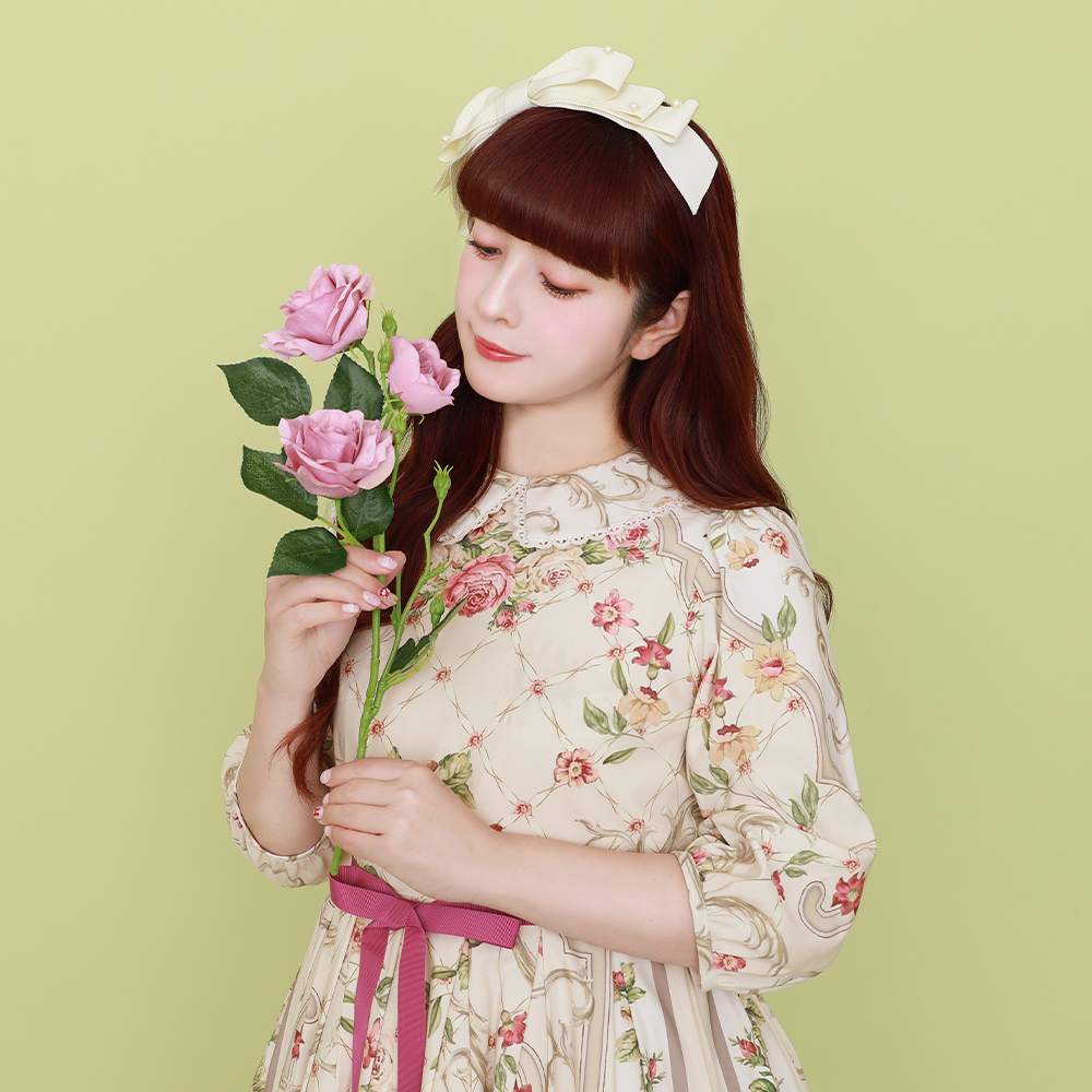 MelodyBasKet's tweet image. 受注受付START🎉

🌹ロゼスカーフワンピース🌹
ロココエッセンスを纏ったバラ柄のスカーフ
少女の一面を覗かせる、淑女の一着をお届けします

color：ivory、pink、charcoal gray
size：M、L

受注受付期間：～8/17(日)23:59
お届け予定：11月上旬～下旬

fraisier-on-line.store/collections/re…