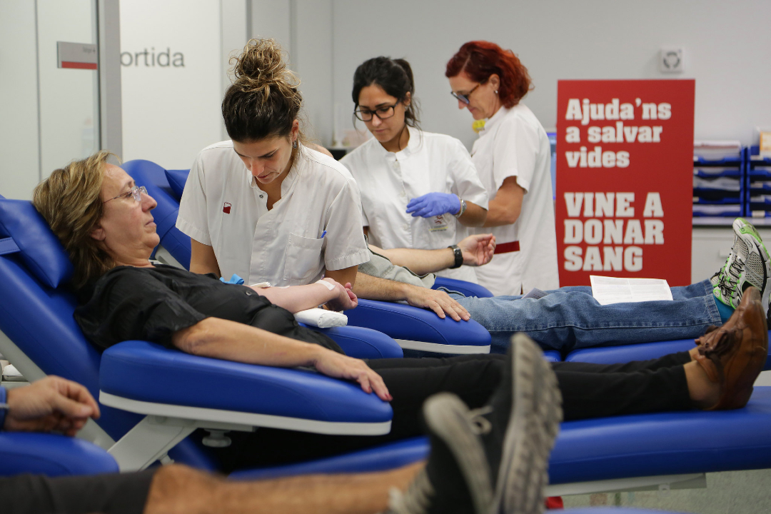 hospitalclinic's tweet image. 🩸 Les reserves de sang estan molt baixes i el Banc de Sang i Teixits fa una crida perquè tothom vagi a @donarsang.
Saps com fer-ho❓ Apunta't a donarsang.gencat.cat i vine a @donarsangclinic!