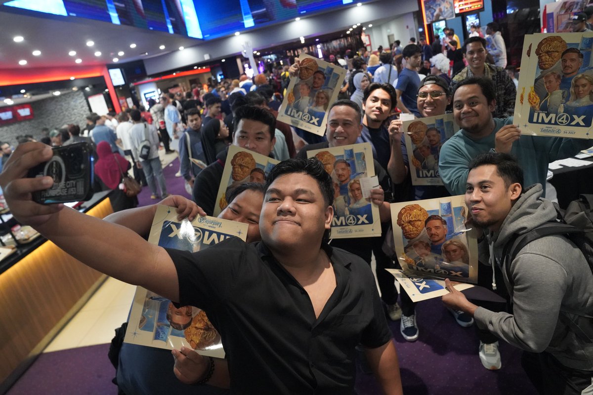 TGVCinemas's tweet photo. 💙💙💙

We took over TGV Sunway Velocity for a fantastic night with the most epic Marvel fans in town.

Cosplayers? On point. ✅
Vibes? Through the roof. ✅
Fans? NEXT-LEVEL FANTASTIC.✅

🎟️https://t.co/UDxFwXvGTt

#TGVHomeOfHeroes #FantasticFour #FilmedForIMAX #TheFantasticFour #FirstSteps #HeroesUniteatTGV

🧵 A thread