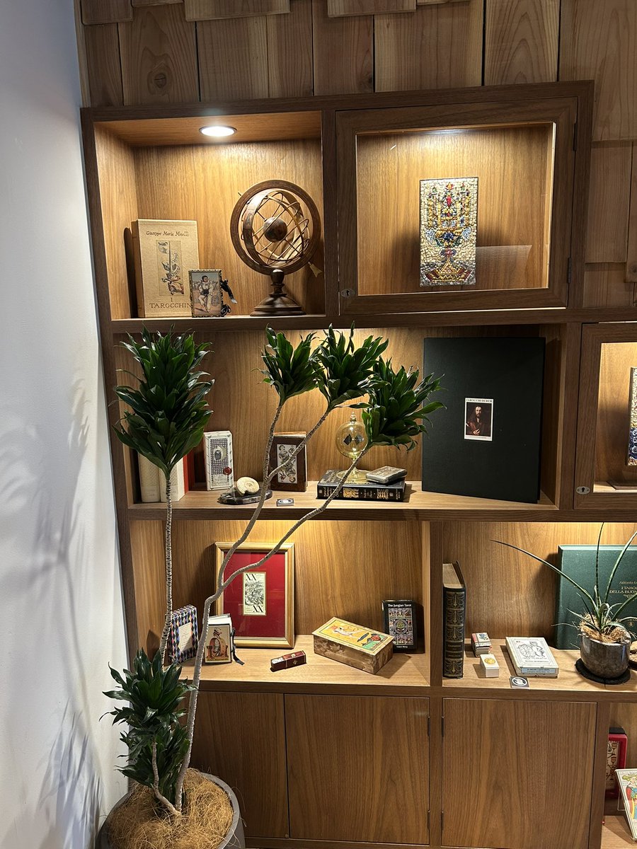 yukichandesu's tweet image. タロットカフェ、タロット美術館に行きそびれたので。いつも向かいのベローチェ利用してるのにタロットカフェの存在知らなかった。すげー心地よい空間🃏