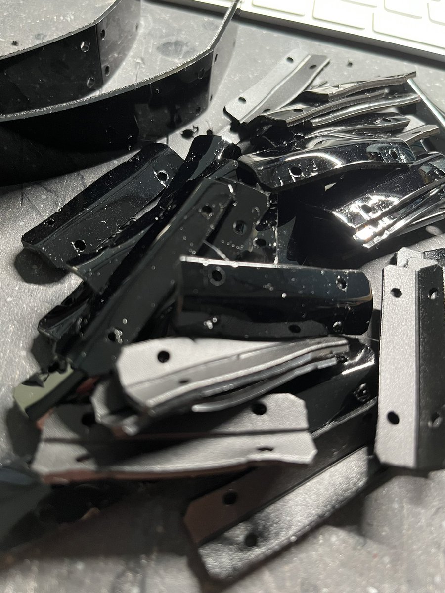 date_bu's tweet image. 籠手製作中

ちっちゃめの板を繋いで行きます

#籠手　#甲冑キット
