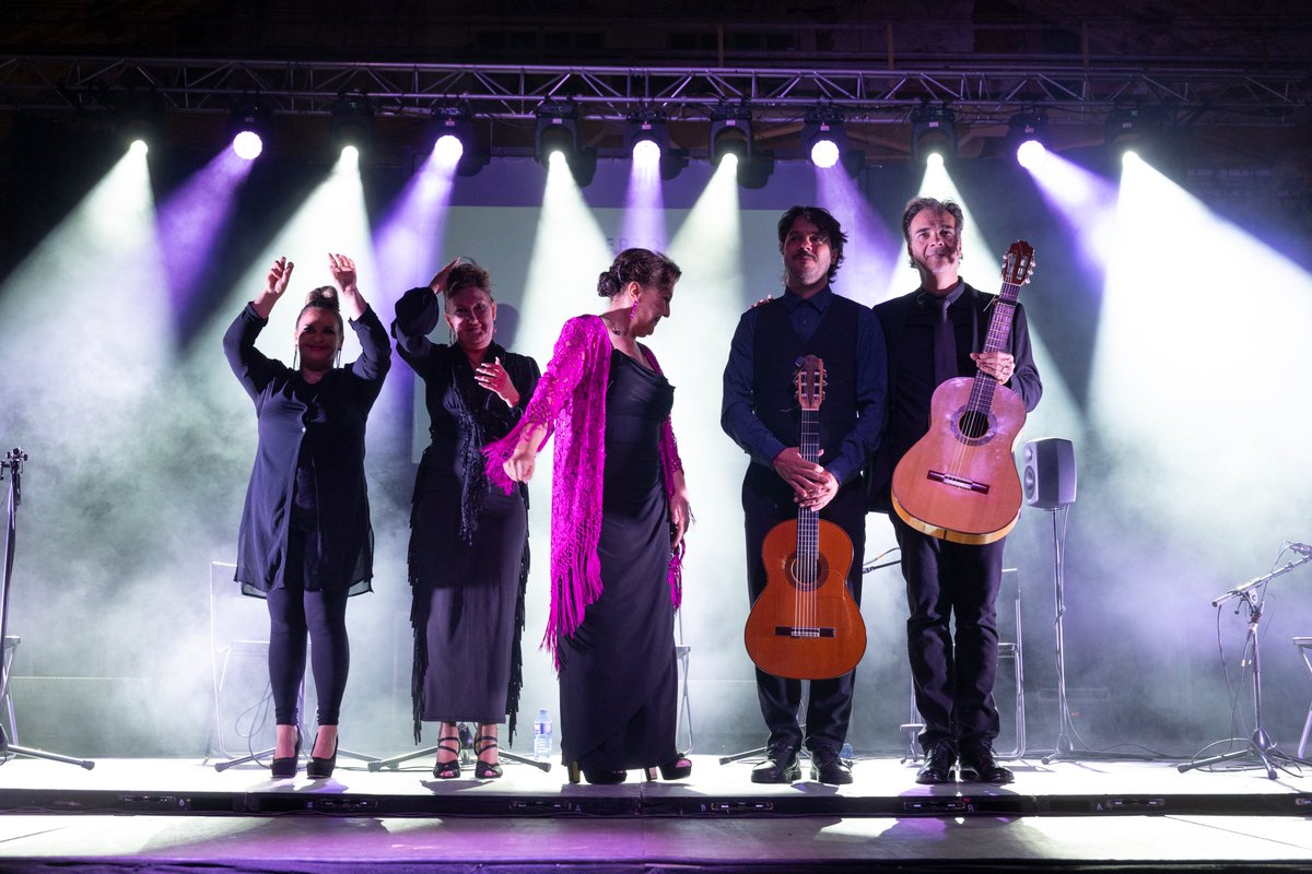 La Térmica Cultural (@termicacultural) on Twitter photo 🪭🎶 Cantaoras flamencas de dos generaciones alzaron sus voces anoche sobre el escenario de Bierzo al Toque, Ángeles Toledano y la homenajeada Carmen Linares.
ℹ️ Más conciertos, charlas y proyecciones te esperan este sábado en <a href="/termicacultural/">La Térmica Cultural</a>: latermicacultural.es/agenda/bierzo-…
📸 A. P. 🪭🎶 Cantaoras flamencas de dos generaciones alzaron sus voces anoche sobre el escenario de Bierzo al Toque, Ángeles Toledano y la homenajeada Carmen Linares.
ℹ️ Más conciertos, charlas y proyecciones te esperan este sábado en <a href="/termicacultural/">La Térmica Cultural</a>: latermicacultural.es/agenda/bierzo-…
📸 A. P.