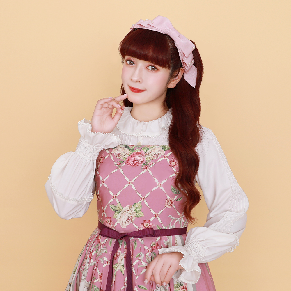 MelodyBasKet's tweet image. 受注受付中💞

🌹ロゼスカーフジャンパースカート🌹
ロココエッセンスを纏ったバラ柄のスカーフ
少女の一面を覗かせる、淑女の一着をお届けします

color：ivory、pink、charcoal gray
size：M

受注受付期間：～8/17(日)23:59
お届け予定：11月上旬～下旬

fraisier-on-line.store/collections/re…