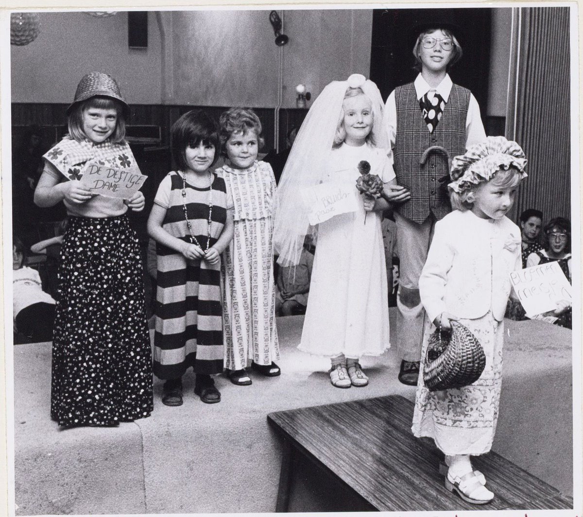 #Fotovrijdag Modeshow in het kader van #kindervakantiewerk in buurthuis de Schervenheuvel in #Oosterhout in 1974 [Foto: Fotograaf Johan van Gurp/BN de Stem]