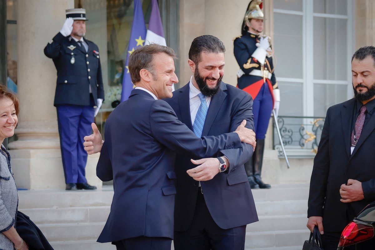 Emrah Erken 🔥🎺 (@atticusjazz) on Twitter photo Als <a href="/EmmanuelMacron/">Emmanuel Macron</a> den al-Kaida-Terroristen al-Jolani neulich mit allen diplomatischen Ehren in Paris empfing, sagte er zu ihm, dass er die Rechte sämtlicher Menschen in Syrien schützen müsse.
Jetzt will er einen palästinensischen Staat anerkennen, weil dies den Frieden Als <a href="/EmmanuelMacron/">Emmanuel Macron</a> den al-Kaida-Terroristen al-Jolani neulich mit allen diplomatischen Ehren in Paris empfing, sagte er zu ihm, dass er die Rechte sämtlicher Menschen in Syrien schützen müsse.
Jetzt will er einen palästinensischen Staat anerkennen, weil dies den Frieden