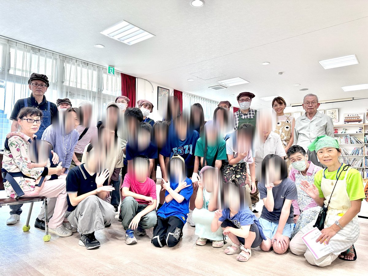 sasaoka_yuko's tweet image. 夏休みコミュニティ食堂のお手伝いへ。
給食食育振興財団の方々とコミセンのコラボ。
市内営農者の田中さんもいらして野菜の生産についてお話し下さいました。
夏野菜たっぷり、ルーから手作りのカレー。
武蔵野市が誇る安心安全の給食です。
都計審現地視察、地域周り、玉川上水整備計画の説明会も。