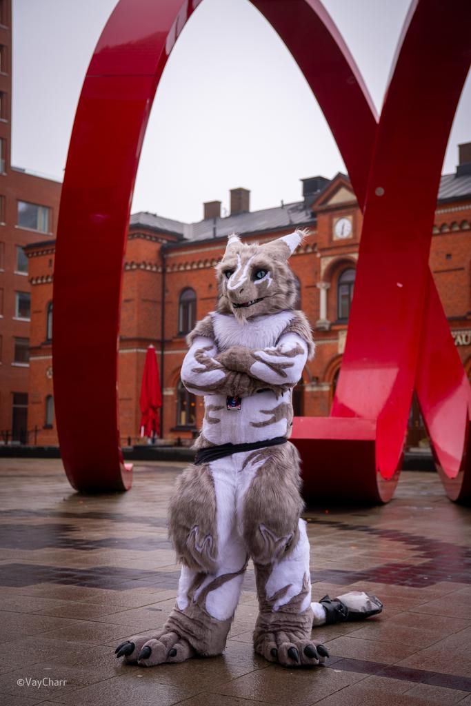 Happy #FursuitFriday to you all out there ❤️

📷 <a href="/VayCharr/">Vay ➡️ CFZ</a> 
🧵 <a href="/Shiryuakai/">Shiryudesign</a>