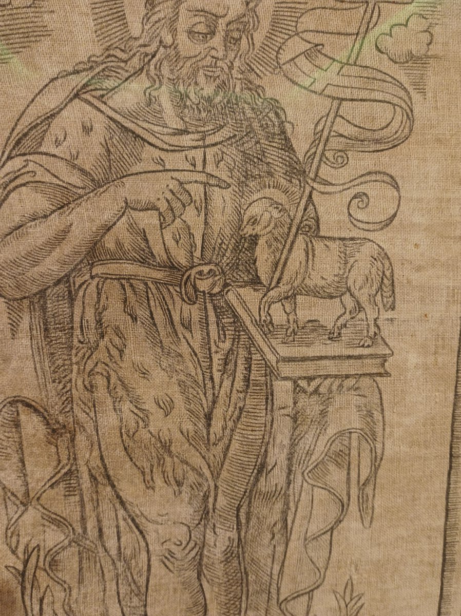 Una peça renaixentista interessant que, a partir de la funcionalitat de les arts decoratives, combina llenguatge arquitectònic, epigràfic, verisme, devoció, fascinació pel llenguatge i les formes clàssics i molt més.
Bravo!