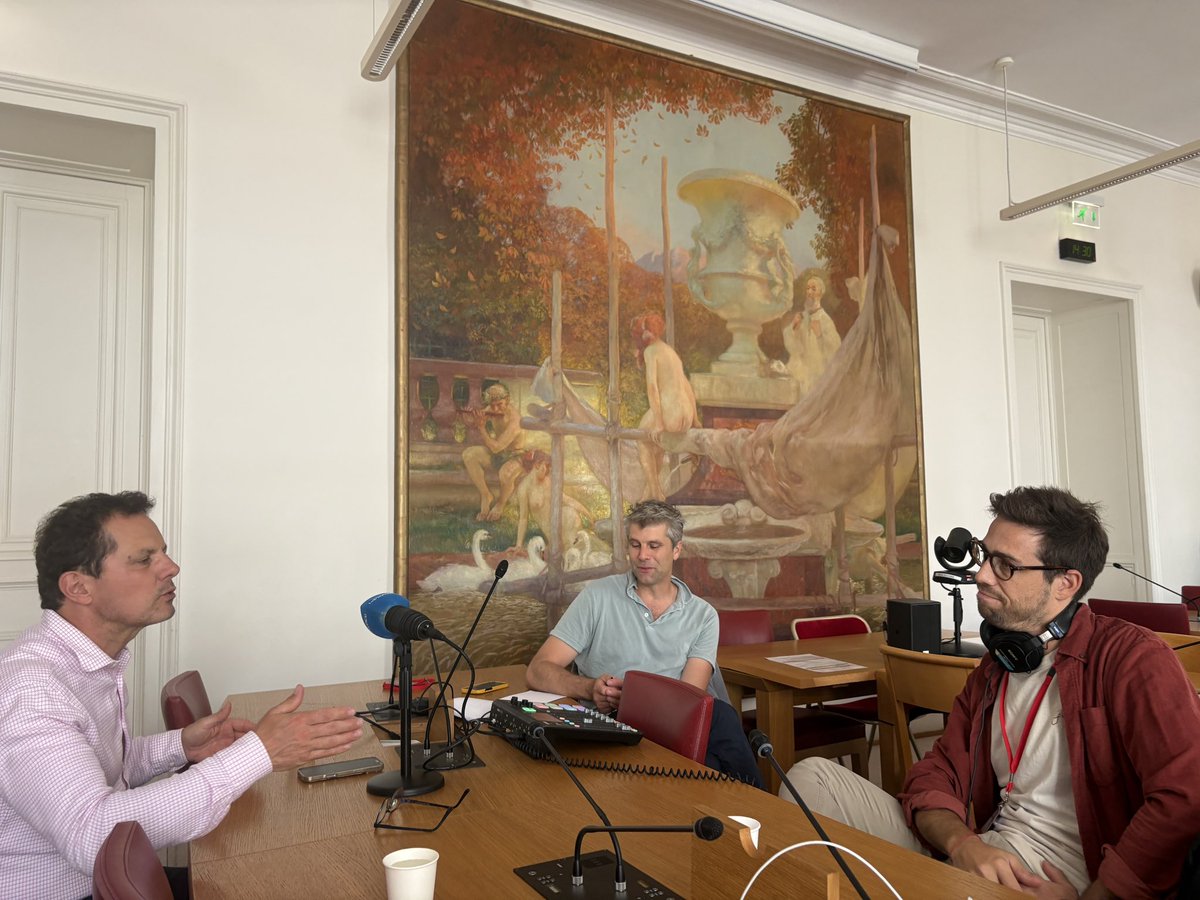 Jeromedurain's tweet image. Teasing de la prochaine saison avec un enregistrement hier dans la salle de la commission des affaires sociales du @Senat