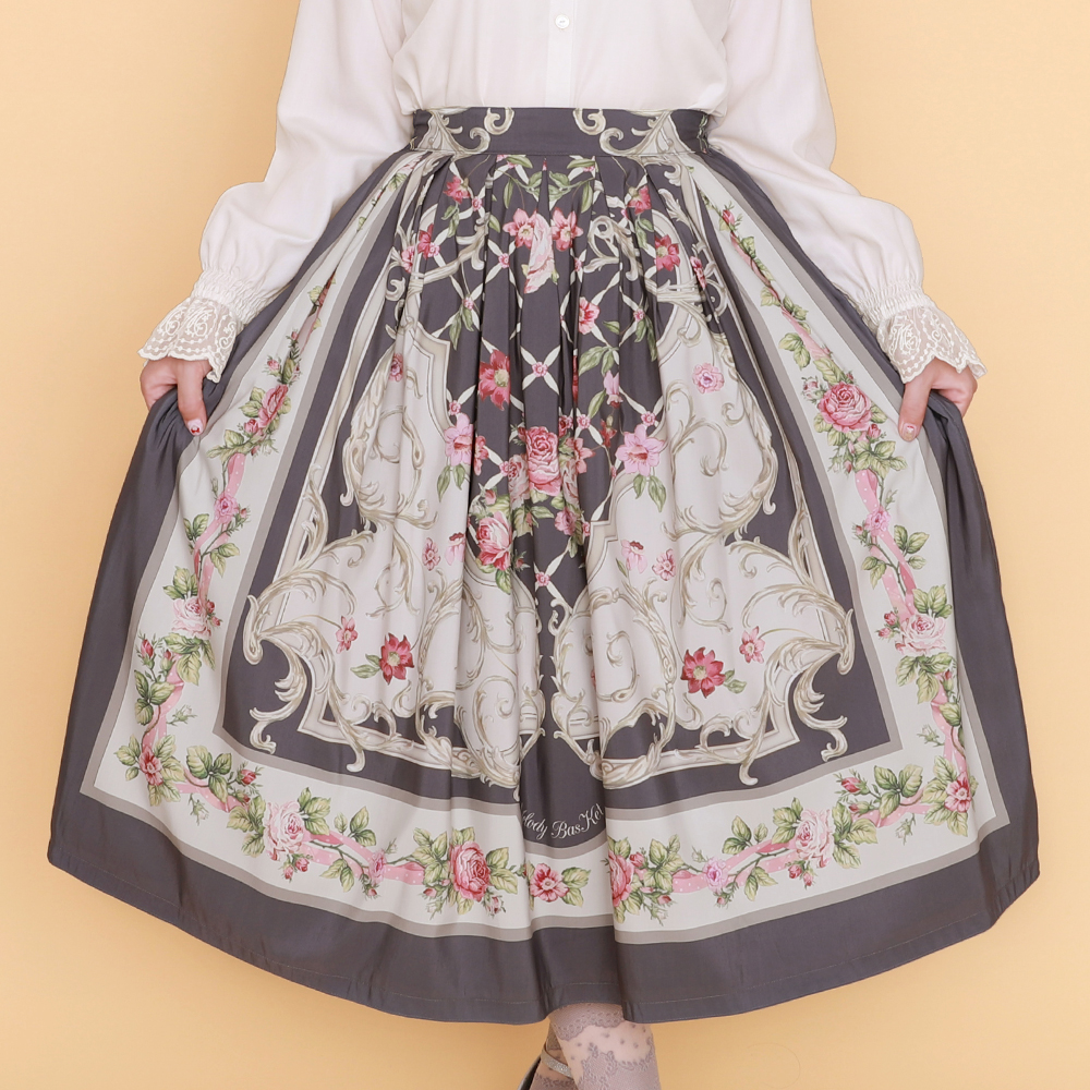 MelodyBasKet's tweet image. 受注受付中🎶

🌹ロゼスカーフスカート🌹
ロココエッセンスを纏ったバラ柄のスカーフ
少女の一面を覗かせる、淑女の一着をお届けします

color：ivory、pink、charcoal gray
size：M

受注受付期間：～8/17(日)23:59
お届け予定：11月上旬～下旬

fraisier-on-line.store/collections/re…