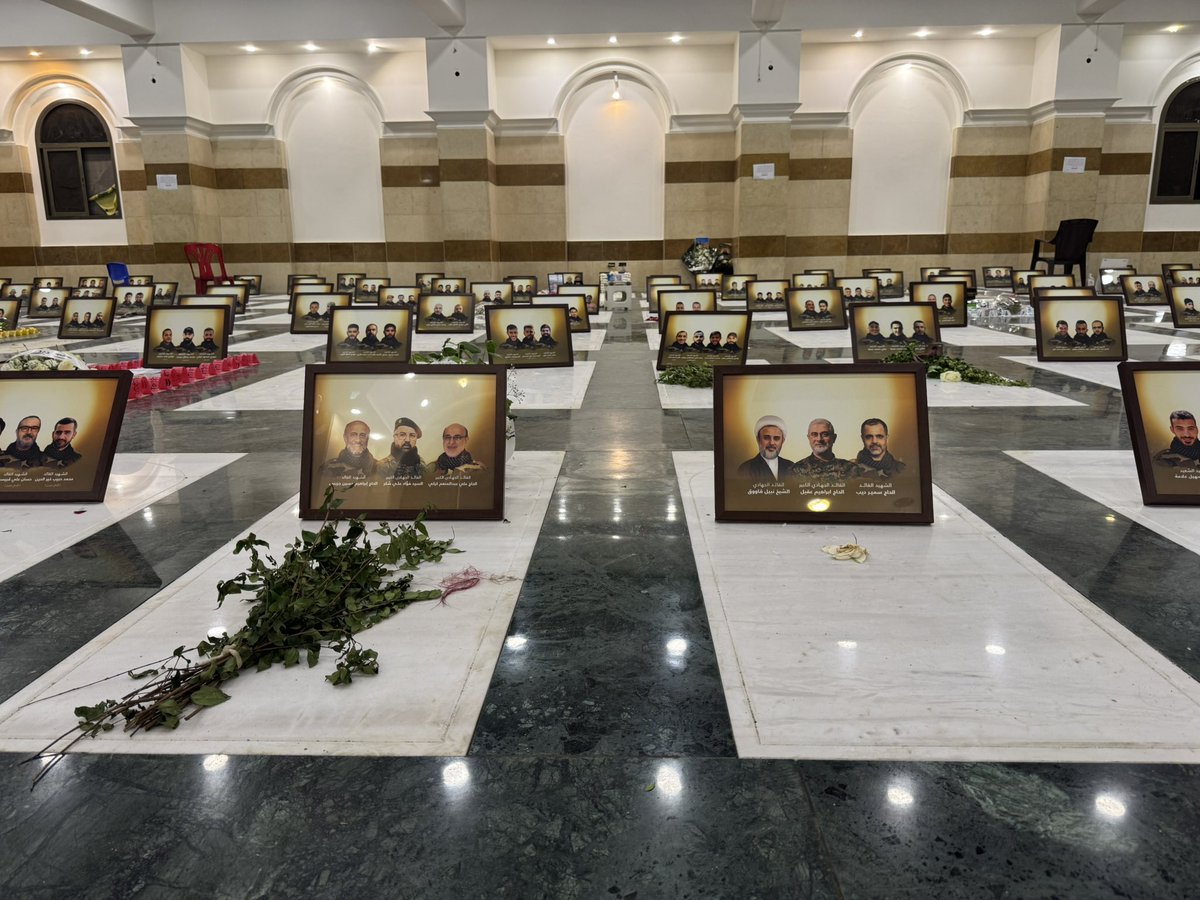 1989chahror's tweet image. الحقيقة تقول أنهم أحياء ونحن لسنا إلا أمواتا على قيد الإشتياق.
ومنهم من ينتظر
