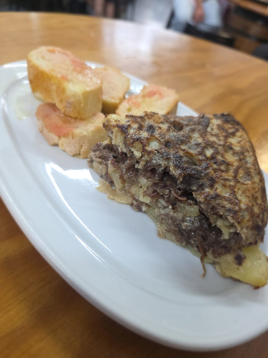 Bon dia per avui truita de patata i ceba amb botifarrons. Salut <a href="/DO_sants/">D.O. Sants</a> #entrepadeldia