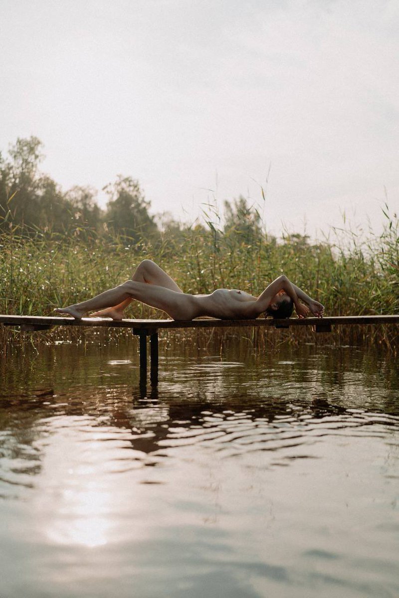 tikhonova_lu's tweet image. Morning, fam π€
A quiet self-portrait by the lake.
Soon Iβll open a more intimate space to share the full series.
A world for those who feel. ππ«§
#selfportrait #naturephotography #femalegaze #artdiary #slowart #web3art #emotionalphotography #womeninart #intimateplaces