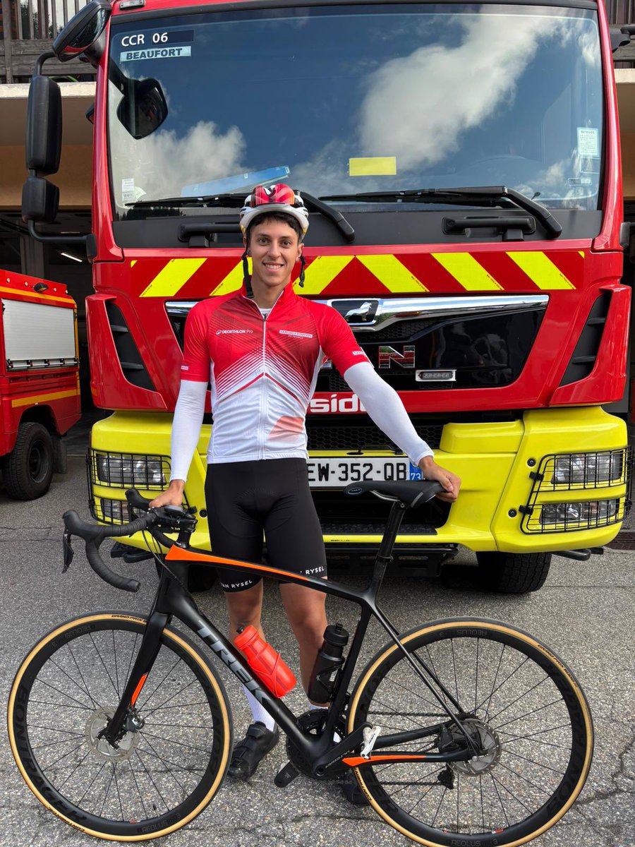 PompiersHerault's tweet image. #TDF2025 || Aujourd’hui dans les Alpes Lucas sapeur-#pompier au CS de Cournonterral prendra le départ de la 19ème étape du Tour de France 🇫🇷 avec  l’équipe des @PompiersFR 🚴🚴🏼‍♀️🚴‍♂️ avant la course officielle 🫶
