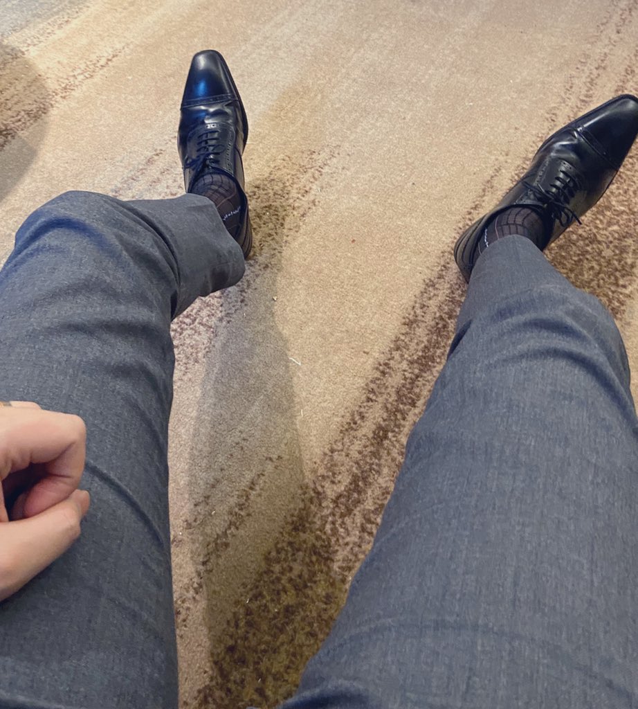 天氣很熱穿個絲襪透氣一下🥵
#台中有西裝男或是肌肉男嗎