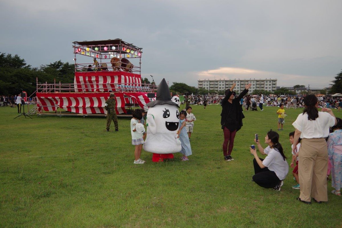 JGSDF_MatudoSta's tweet image. 【 #曹友会 】
#松戸曹友会 は、#松戸駐屯地 盆踊り大会にてイベントを担当しました。
射的や輪投げを楽しんで頂くとともに、ご当地 #ゆるキャラ をお招きして、来場者の皆様にたくさんの笑顔を届けられました。
これからも隊員家族や地域の皆様に親しんでもらえるように活動して参ります。