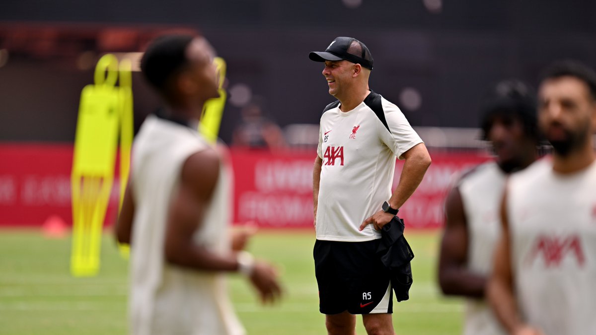 LFC's tweet photo. Hard at work this morning 👊🇭🇰 https://t.co/czh6QUnvFc