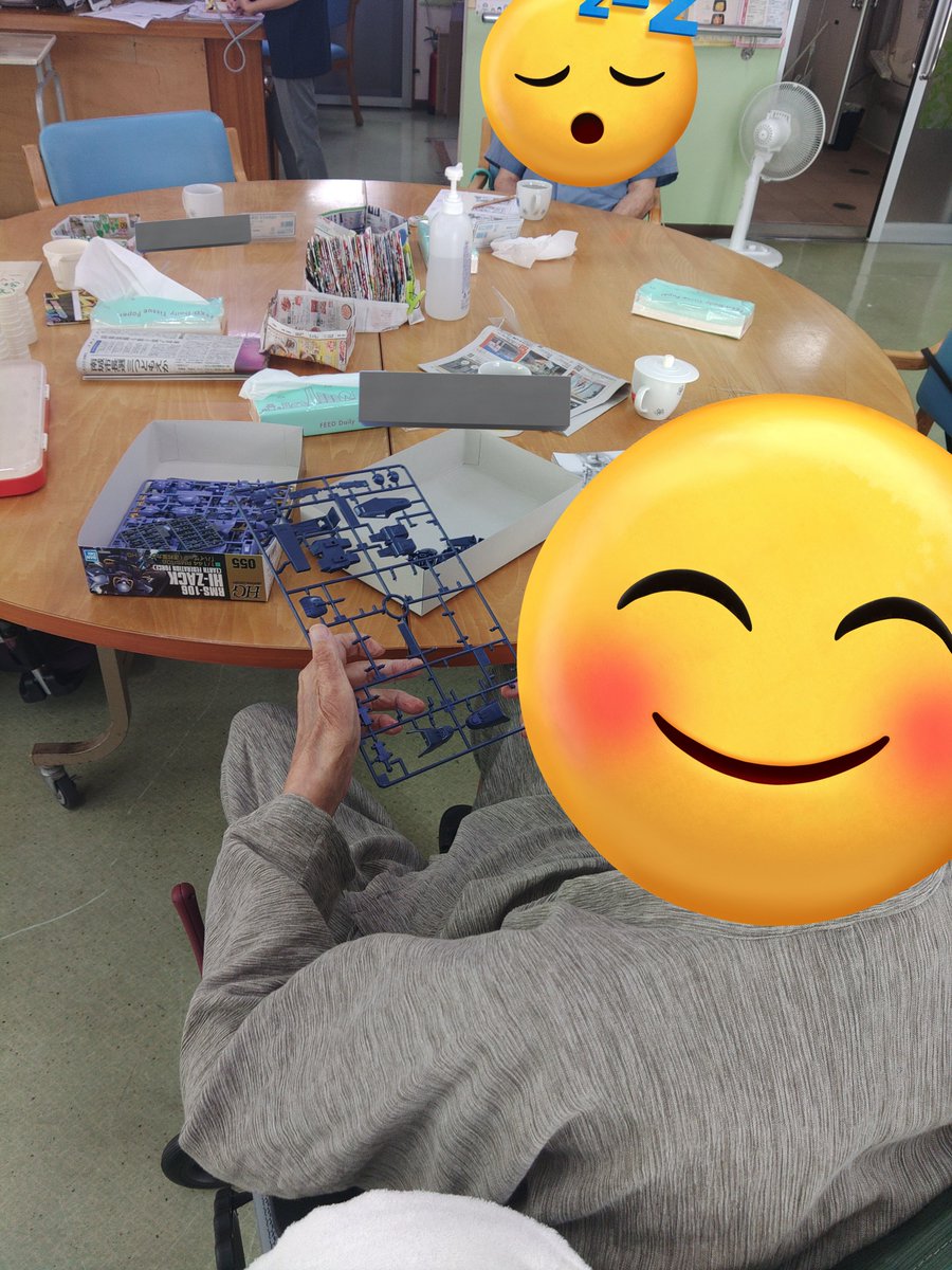 waiemuDQX's tweet image. 最近入って来られた利用者さん。
薬剤の影響で元気無かったんだけど私の模型雑誌に興味をお持ちだったので、思いきって私の積みからおひとつ進呈!
ぐったりと前傾していた体を起こしめちゃくちゃ集中顔でランナーからパーツを切り離していました!
30分程で今日は終了。また明日やりましょうね!