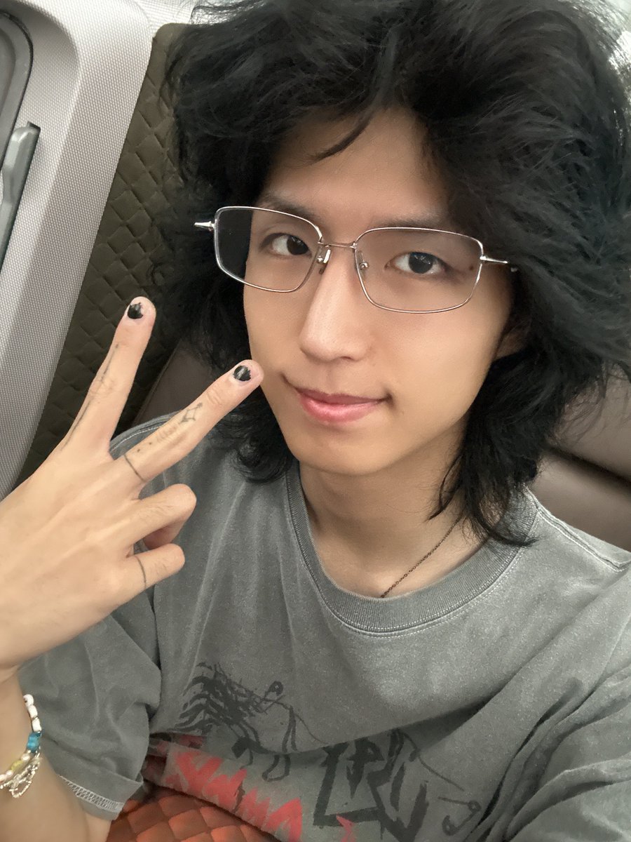 hhwaann's tweet image. 아 웃음나
진짜 얼굴 순한 둘이 안경으로 어떻게든 각져보이고싶어하는거같고 이목구비를 안경이 가뿐히 이기는 이 상황이