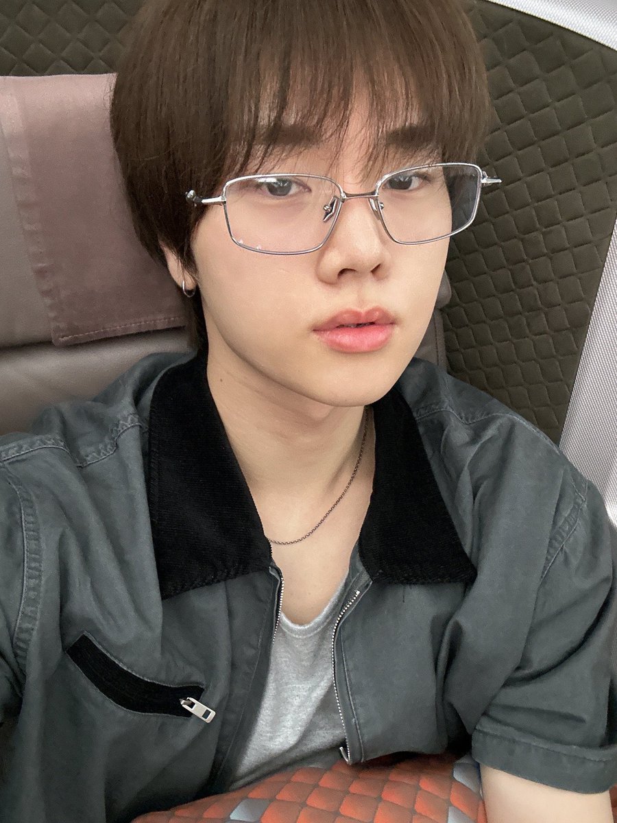 hhwaann's tweet image. 아 웃음나
진짜 얼굴 순한 둘이 안경으로 어떻게든 각져보이고싶어하는거같고 이목구비를 안경이 가뿐히 이기는 이 상황이