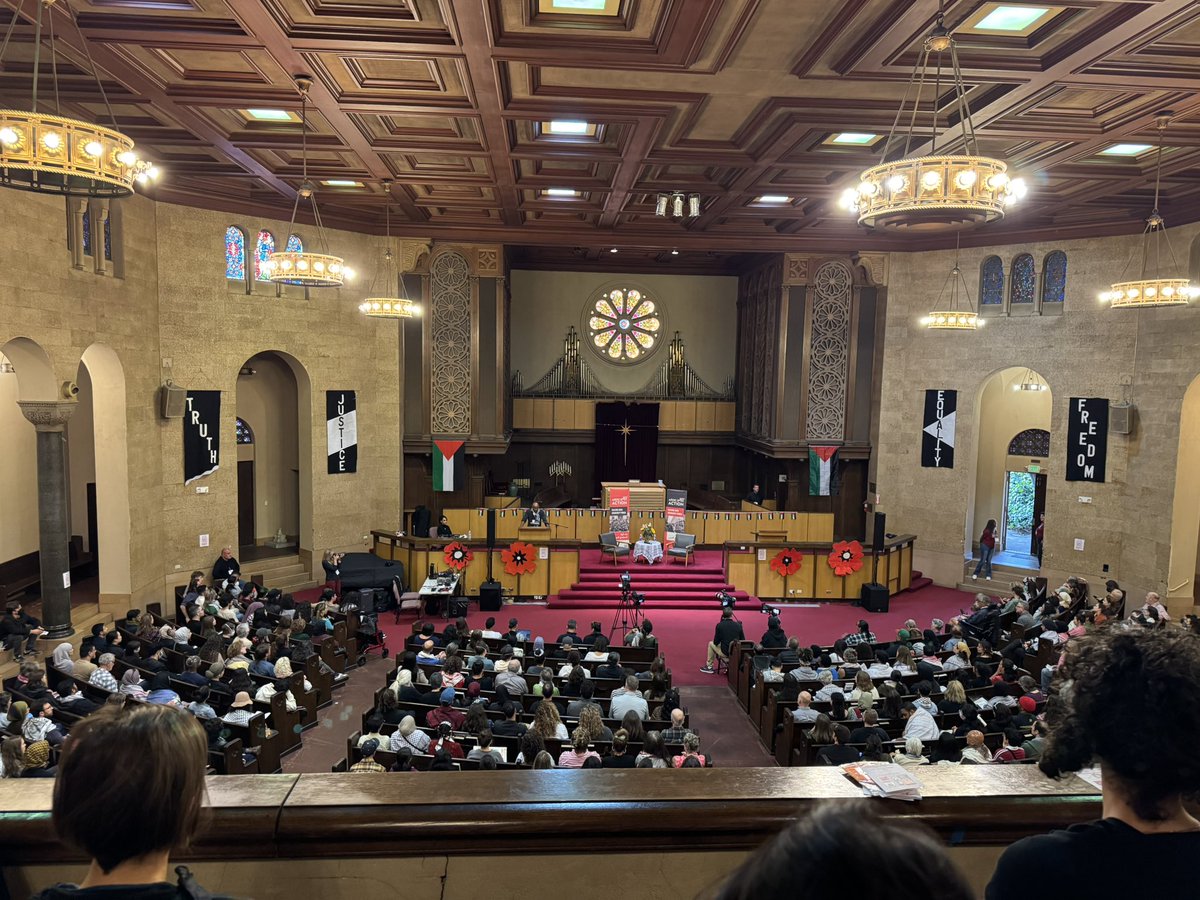 Nadia Rahman 駱雯 (@nadiarahmansf) on Twitter photo Attended a stellar <a href="/arocaction/">arocaction</a> event featuring <a href="/m7mdkurd/">Mohammed El-Kurd</a> in conversation with <a href="/Dena/">Dena Takruri</a> in Oakland tonight.
A heartfelt conversation about challenging narratives, authenticity & radical honesty in the pursuit of Palestinian dignity, equality & liberation.
Free Palestine 🇵🇸 ✊🏽 Attended a stellar <a href="/arocaction/">arocaction</a> event featuring <a href="/m7mdkurd/">Mohammed El-Kurd</a> in conversation with <a href="/Dena/">Dena Takruri</a> in Oakland tonight.
A heartfelt conversation about challenging narratives, authenticity & radical honesty in the pursuit of Palestinian dignity, equality & liberation.
Free Palestine 🇵🇸 ✊🏽