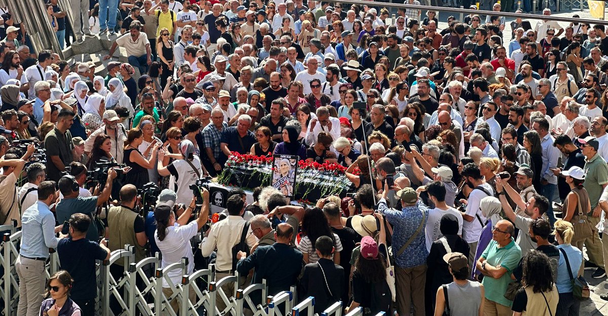 Cafer Solgun #P24Blog'da yazdı:

Vazgeçmeyeceğiz!

“O, Hasan Ocak’ı işkence ile katledip kimsesizler mezarlığında gizleyen katilleri ifşa eden ve varlığını “kayıplar için adalet!” mücadelesiyle özdeşleştiren yılmak, yorulmak bilmez bir adalet ve hakikat direnişçisi, “Bir Hasan