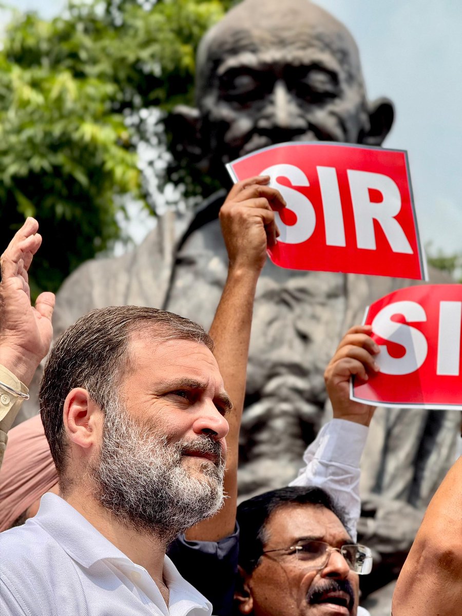 Congress4TS's tweet image. ప్రతిపక్ష నేత శ్రీ రాహుల్ గాంధీ గారు SIR అంశంపై పార్లమెంట్ ఆవరణలో నిరసన తెలిపారు.
Leader of the Opposition Shri RahulGandhi Ji protesting in the Parliament premises over the SIR issue.