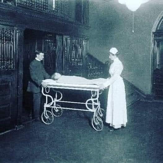 Sağlık profesyonelleri bilirler.
Bazı kliniklerde **agoni odaları **vardır. Çaresiz kalınan, artık ölümü beklenen hastalar bu odalarda yatarlar.
İki bilim adamı, 1922 yılında Toronto Üniversitesi Hastanesinde diyabet komasındaki çocukların yattığı agoni odasına girerler. 
Komada
