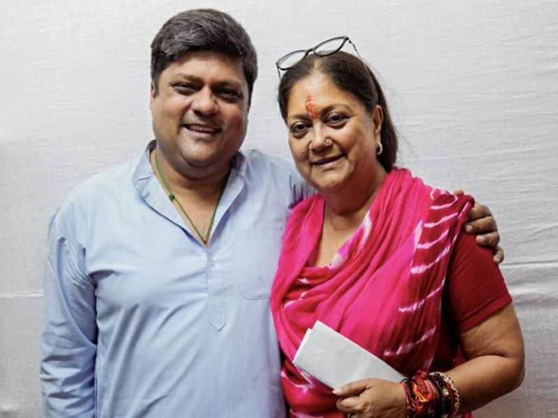 premkumarcbn01's tweet image. महारानी वसुंधरा राजे के सुपुत्र दुष्यंत सिंह झालावाड़ से 5 बार के सांसद हैं, आज इनके इलाके में एक स्कूल ढह गया जिसमें 5 बच्चों की मौत हो गई!
महाराज को क्या ही फर्क पड़ेगा , प्रजा होती ही हैं मरने के लिए , वैसे भी पढ़ लिख कर क्या ही कर लेते !
कुछ तो शर्म कर लो @VasundharaBJP…