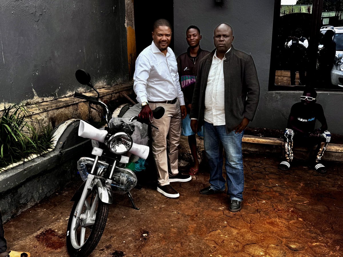 Laetitia Muadi (@muadilaeticia) on Twitter photo Chose promise, chose faite !
Le Directeur Général <a href="/seigneurCHRIS01/">Ilunga Mutombo Christian</a> a honoré sa parole en remettant quatre motos à quatre groupes de motards (WEWA), dans le cadre de son engagement à soutenir les acteurs économiques locaux.
Ce geste concret marque le début d’un accompagnement Chose promise, chose faite !
Le Directeur Général <a href="/seigneurCHRIS01/">Ilunga Mutombo Christian</a> a honoré sa parole en remettant quatre motos à quatre groupes de motards (WEWA), dans le cadre de son engagement à soutenir les acteurs économiques locaux.
Ce geste concret marque le début d’un accompagnement