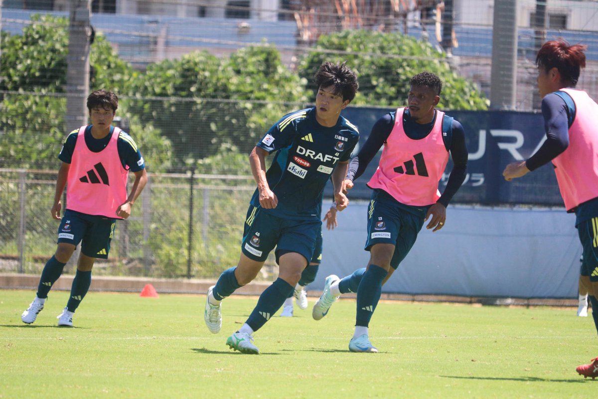 prompt_fmarinos's tweet image. ———————————————
📌 𝙏𝙍𝘼𝙄𝙉𝙄𝙉𝙂 𝙋𝙃𝙊𝙏𝙊𝙎 ———————————————
本日7/25に行われたトレーニングの様子を少しお届け📸🔥
次のホームゲームは8/23 町田戦▼
bit.ly/4kv8coB
#fmarinos