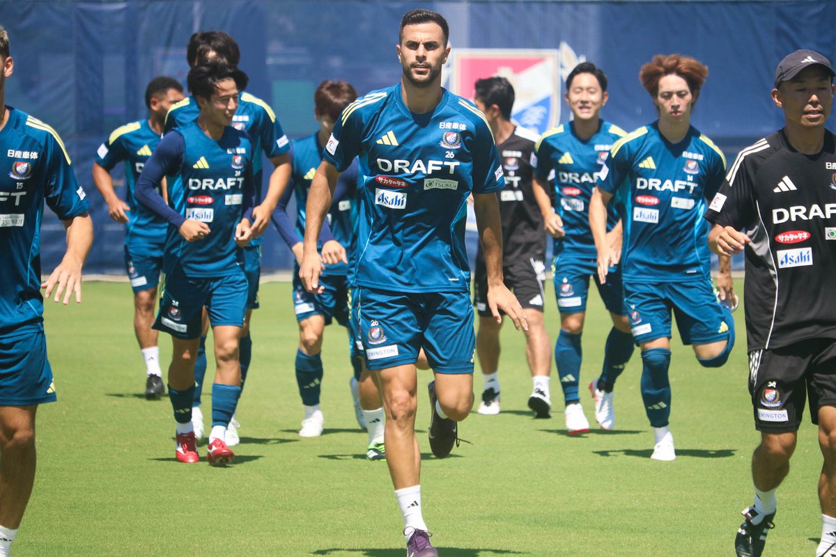 prompt_fmarinos's tweet image. ———————————————
📌 𝙏𝙍𝘼𝙄𝙉𝙄𝙉𝙂 𝙋𝙃𝙊𝙏𝙊𝙎 ———————————————
本日7/25に行われたトレーニングの様子を少しお届け📸🔥
次のホームゲームは8/23 町田戦▼
bit.ly/4kv8coB
#fmarinos