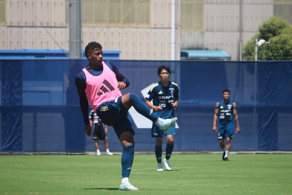 prompt_fmarinos's tweet image. ———————————————
📌 𝙏𝙍𝘼𝙄𝙉𝙄𝙉𝙂 𝙋𝙃𝙊𝙏𝙊𝙎 ———————————————
本日7/25に行われたトレーニングの様子を少しお届け📸🔥
次のホームゲームは8/23 町田戦▼
bit.ly/4kv8coB
#fmarinos