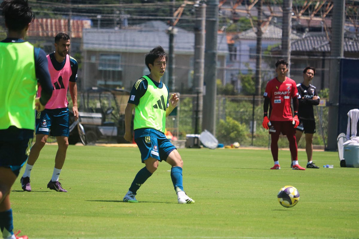 prompt_fmarinos's tweet image. ———————————————
📌 𝙏𝙍𝘼𝙄𝙉𝙄𝙉𝙂 𝙋𝙃𝙊𝙏𝙊𝙎 ———————————————
本日7/25に行われたトレーニングの様子を少しお届け📸🔥
次のホームゲームは8/23 町田戦▼
bit.ly/4kv8coB
#fmarinos