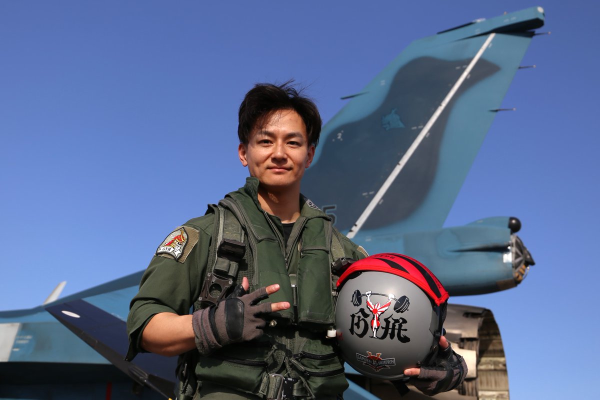 jasdf_hyakuri's tweet image. #百里基地 ではこの4年間、広報班長の席が空席のままになっていましたが、ついに #第3飛行隊 の「ジム」が新広報班長に就任!TACネームの由来は事務が好き…ではなく、筋トレが好きでジムに通うからだそうです。爽やかイケメン新広報班長は、イベント等で皆さんにお会いできるのを楽しみにしています✨