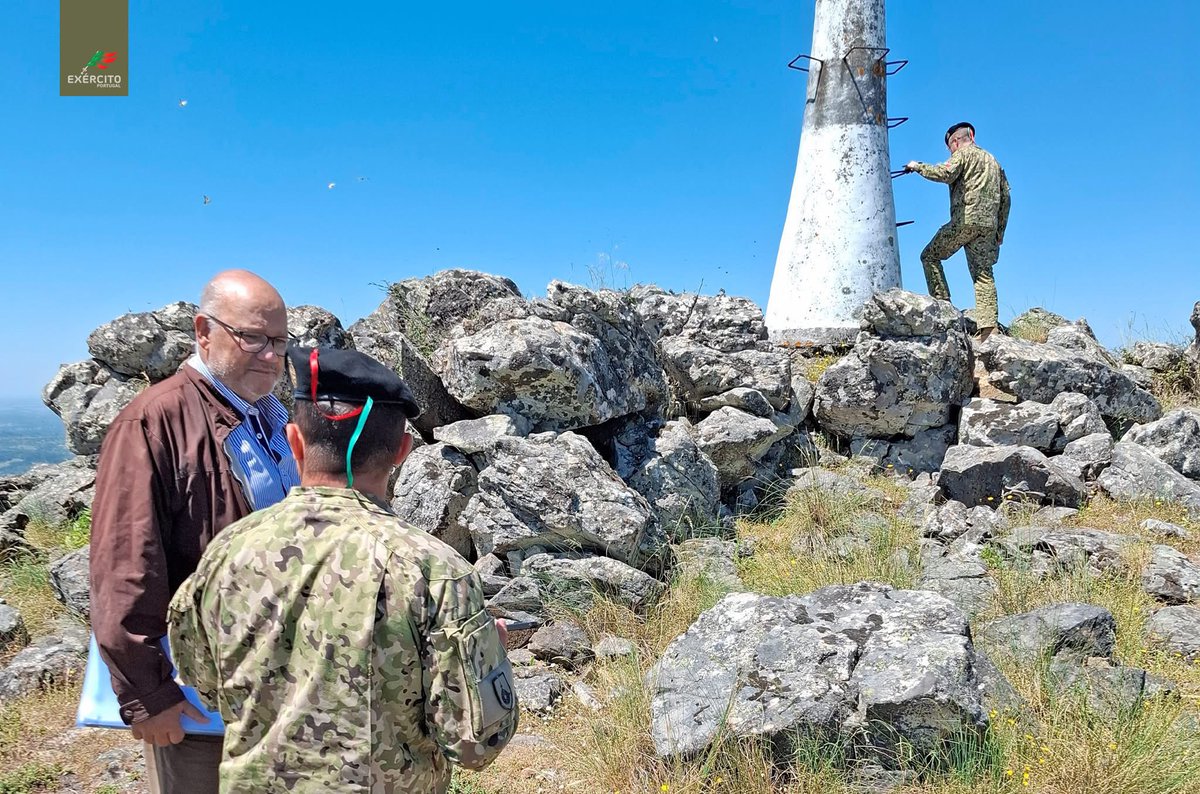 Exercito_pt's tweet image. 📢 Durante 8 semanas, os militares do Centro de Informação Geoespacial do Exército estiveram no terreno a recolher dados científicos para atualizar cartas militares, numa área de 1280 Km2, na região de Marvão e Gavião.
#ExércitoPortuguês #CIGeoE #Cooperação_Nacional