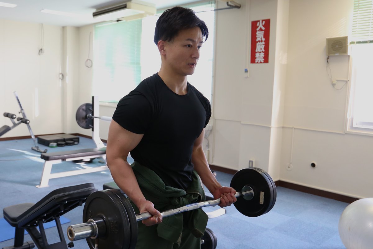 jasdf_hyakuri's tweet image. #百里基地 ではこの4年間、広報班長の席が空席のままになっていましたが、ついに #第3飛行隊 の「ジム」が新広報班長に就任!TACネームの由来は事務が好き…ではなく、筋トレが好きでジムに通うからだそうです。爽やかイケメン新広報班長は、イベント等で皆さんにお会いできるのを楽しみにしています✨
